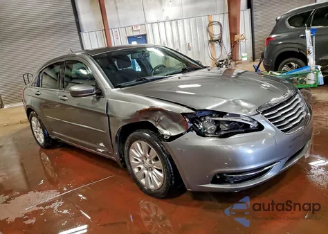 2013 Chrysler 200 Lx z USA, uszkodzony, nr VIN 1C3CCBAB1DN533181